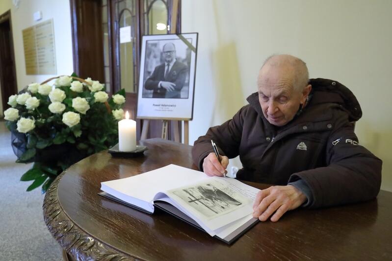 Pan Andrzej, gdańszczanin był jedną z pierwszych osób, które wpisały się dziś do księgi kondolencyjnej poświęconej śp. prezydentowi Gdańska Pawłowi Adamowiczowi