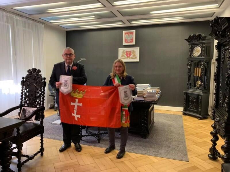 W gabinecie Pawła Adamowicza, prezydenta Gdańska. Monica Mosca przywiozła do Gdańska oprócz wsparcia i solidarności proporzec swojego miasteczka. 