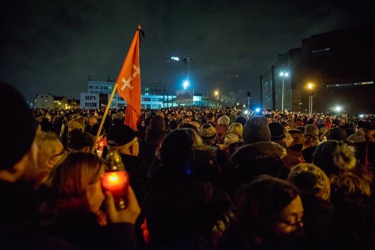 16 stycznia wieczorem na Plac Solidarności przyszły dla Pawła Adamowicza dziesiątki tysięcy osób. Ścisk był tak duży, że większość nie była w stanie dotrzeć do tworzonego właśnie Największego Serca. Zapalone znicze podawano z ręki do ręki 