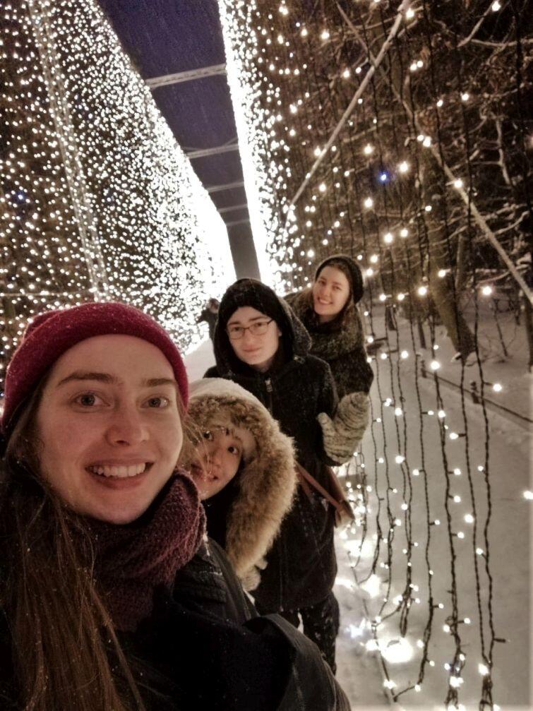 Gdańsk. Wraz z przyjaciółkami ze szkoły i koleżanką Koreanką, która odwiedziła Gdańsk, podziwiałyśmy piękne iluminacje w Parku Oliwskim