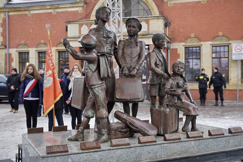 Pomnik Kindertransportów znajduje się przy Dworcu Głównym. Upamiętnia uczestników kindertransportów żydowskich dzieci z Gdańska do Londynu w przededniu wybuchu II wojny światowej