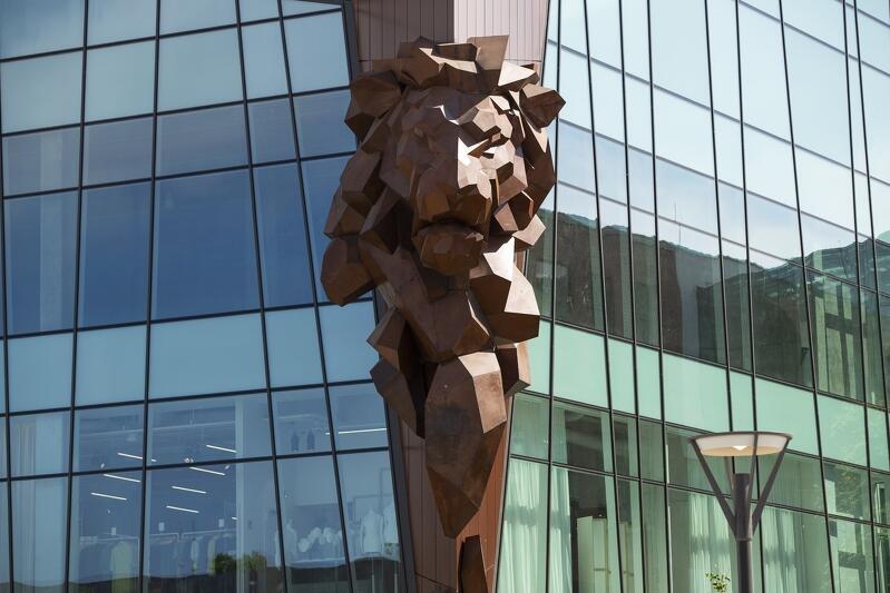 Rzeźba „Gdańskiego Lwa” na fasadzie budynku