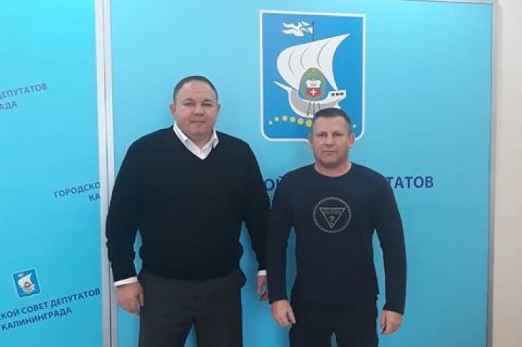 Andriej Szumilin, wiceprzewodniczący Rady Miejskiej Kaliningradu i Artur Janiak (po prawej)