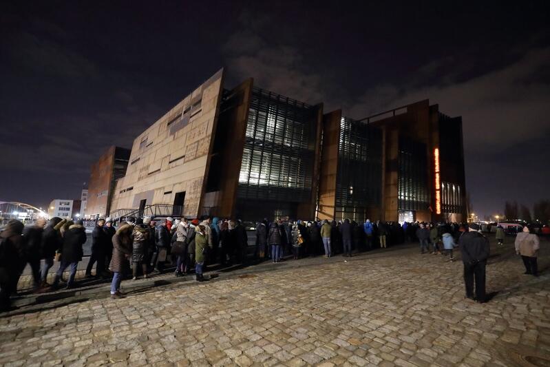 Europejskie Centrum Solidarności było oczkiem w głowie Pawła Adamowicza. Nz. kolejki mieszkańców, którzy w nocy z 17 na 18 stycznia żegnali prezydenta