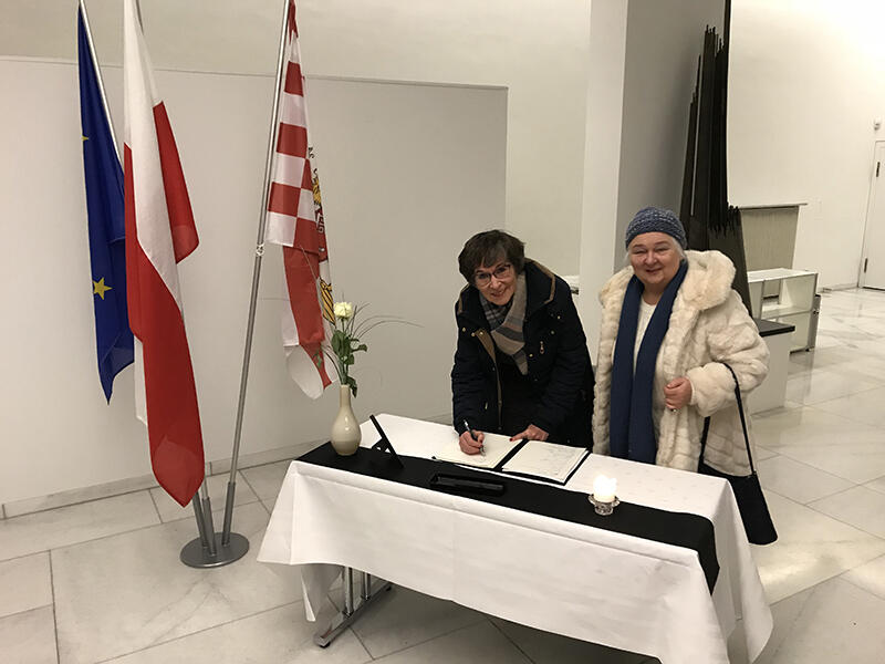 W Bremie, jeszcze w piątek, można było wpisywać się do księgi kondolencyjnej dedykowanej prezydentowi Pawłowi Adamowiczowi