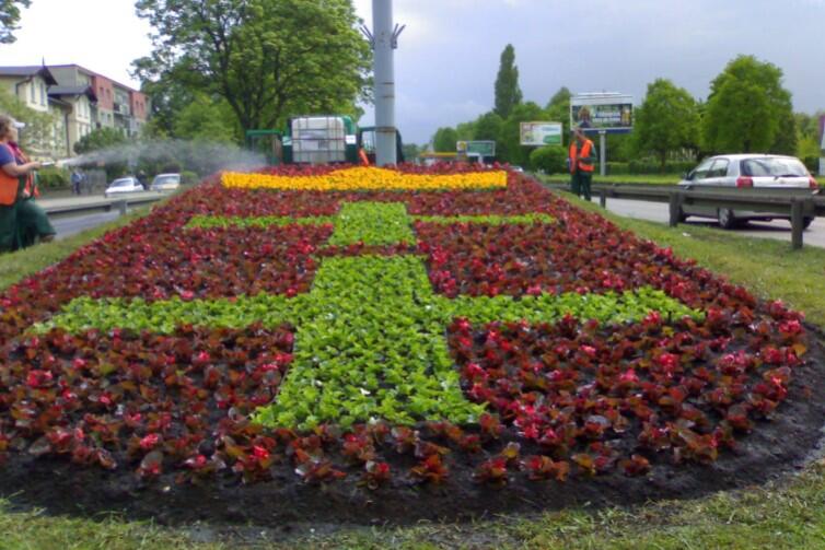 Kompozycja kwiatowa, przedstawiająca herb Gdańska - można ją było podziwiać w pasie drogowym al. Grunwaldzkiej, na Żabiance