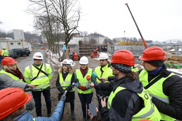 W środę odbyła się konferencja prasowa na placu budowy przyszłego wiaduktu. Uczestniczyła w niej m.in. Aleksandra Dulkiewicz, pełniąca obowiązki prezydenta Gdańska oraz Ewa Zielińska, zastępca dyrektora DRMG