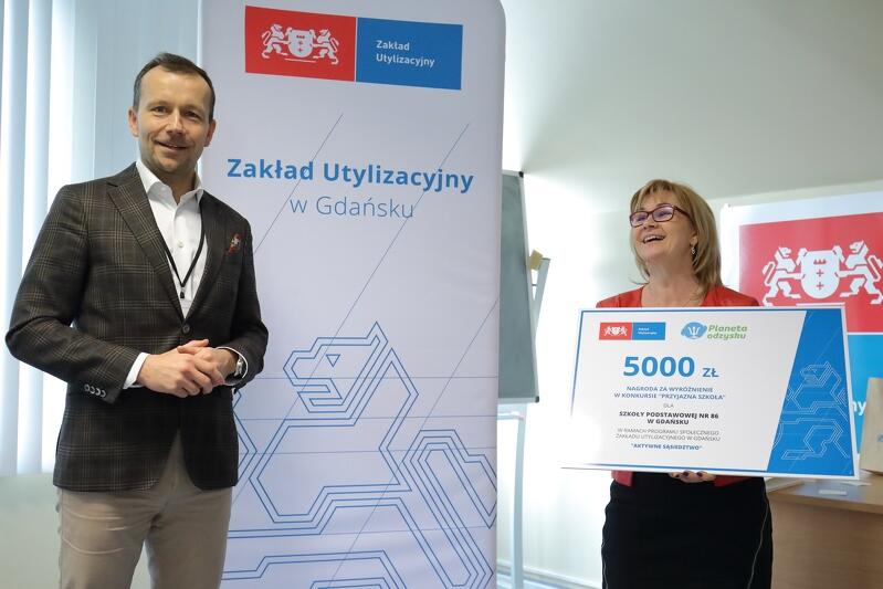 Trzecie miejsce także cieszy. Ewa Wosińska-Stelter - wicedyrektor Szkoły Podstwowej nr 86 w Gdańsku otrzymała z rąk prezesa ZUT czek na 5 tys. złotych