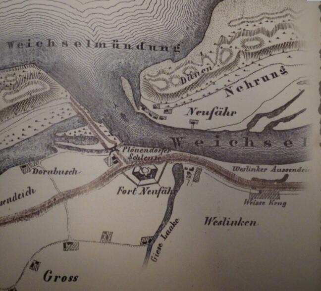 Fragment mapy z 1849 r. ukazujący przełom Wisły Śmiałej obok Górek Wschodnich (Neufähr), linia brzegowa jeszcze nie jest ukształtowana jak obecnie; zaznaczony wał usypany w poprzek starego koryta rzeki ze znajdującą się na jego linii śluzą w Pleniewie (Plönendorfer Schleuse) – dzisiaj nieistniejącą; obok śluzy strzegąca jej bezpieczeństwa reduta Płonia (Fort Neufähr)