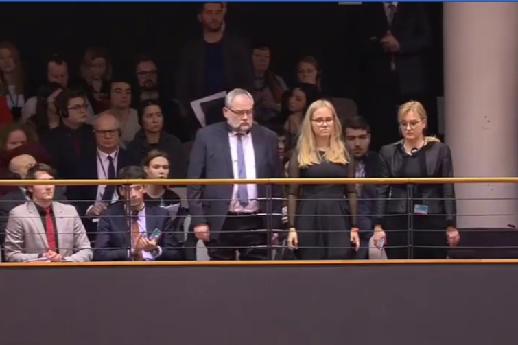 Bliscy ś.p. prezydenta Gdańska na sesji plenarnej Parlamentu Europejskiego. Od prawej: wdowa Magdalena Adamowicz, córka Antonina Adamopwiocz i brat Piotr Adamowicz