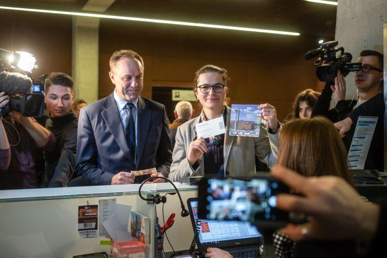 Aleksandra Dulkiewicz, pełniąca obowiązki prezydenta Gdańska kupuje bilet na wystawę stałą w kasie ECS