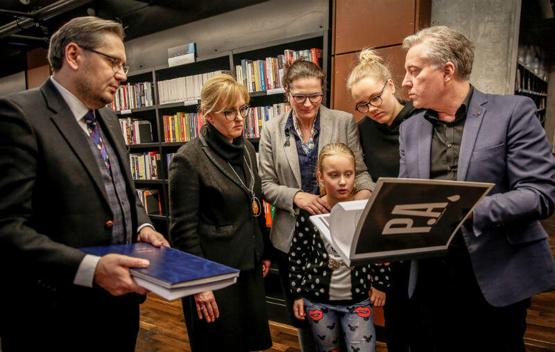 Księgę kondolencyjną rodzinie śp. Pawłą Adamoiwcza wręczają przedstawiciele Dziennika Bałtyckiego 