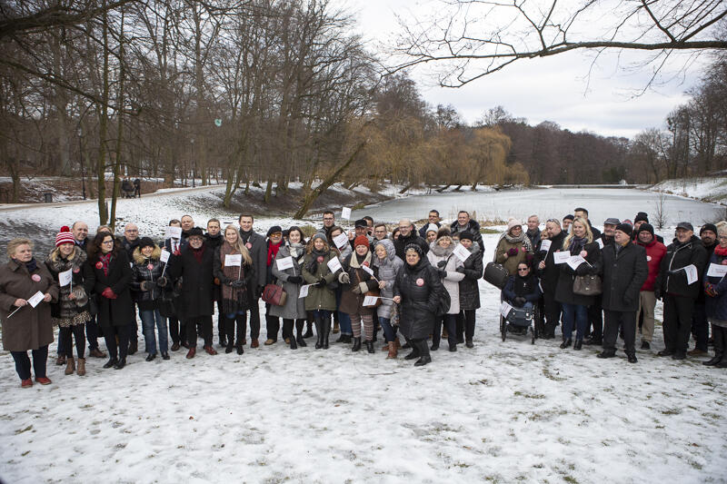 Członkowie stowarzyszenia Wszystko Dla Gdańska tłumnie pojawili się na poniedziałkowym briefingu zorganizowanym w Parku Oruńskim