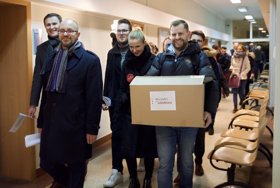 Środowa akcja zbierania podpisów przeszła najśmielsze oczekiwania - w ciągu 10 godzin zebrano 25 tysięcy podpisów poparcia dla kandydatury Aleksandry Dulkiewicz