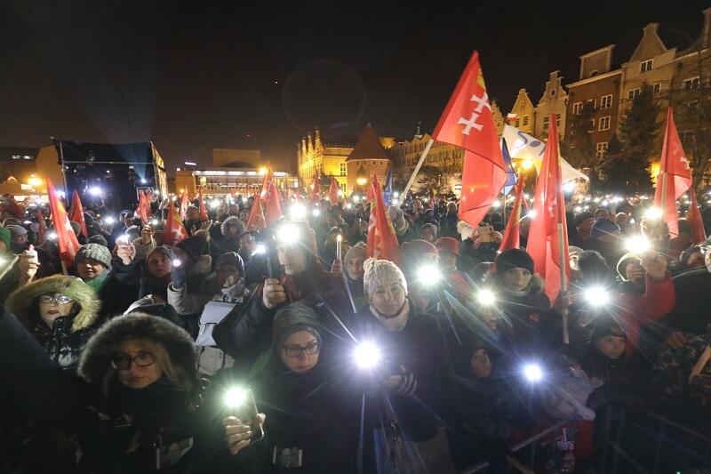 Na Targ Węglowy 13 lutego 2019 r. przyszło ok. 1,5 tys. osób by wziąć udział w `Światełku dla Prezydenta`