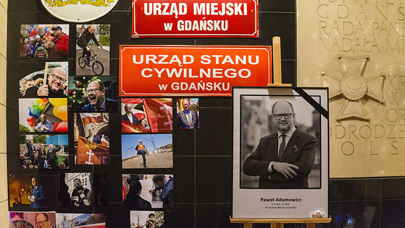 Po śmierci prezydenta Gdańska Pawła Adamowicza mieszkańcy i przejezdni spontanicznie zostawiali pod magistratem przy Nowych Ogrodach różne przedmioty. Po zakończeniu żałoby trafią do Muzeum Gdańska
