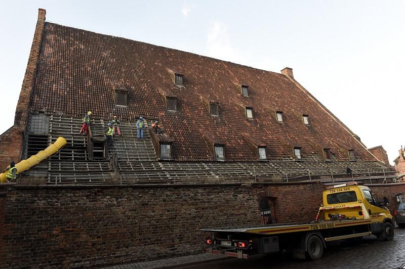 Demontowane pokrycie dachowe Wielkiego Młyna w Gdańsku pochodzi z lat 60-tych XX wieku