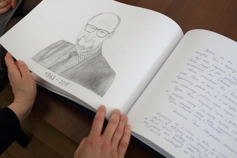 W księdze znalazły się wpisy zrozpaczonych mieszkańców, wyrazy współczucia i wsparcia, a nawet rysunkowy portret prezydenta Adamowicza