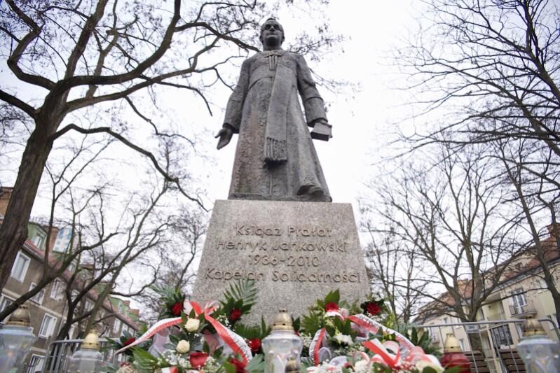 Pomnik prałata Jankowskiego zamontowano ponownie po tym, jak w nocy ze środy na czwartek został obalony przez lewicowych aktywistów