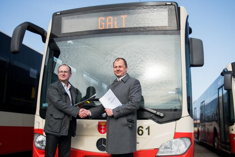 Gdańsk, ul. Hallera, podpisanie umowy na wynajem 48 nowych autobusów wraz z obsługą techniczną. Na zdjęciu od lewej: Maciej Lisicki - prezes GAiT oraz Artur Konarski - prezes zarządu EvoBus Polska Sp. z o.o.