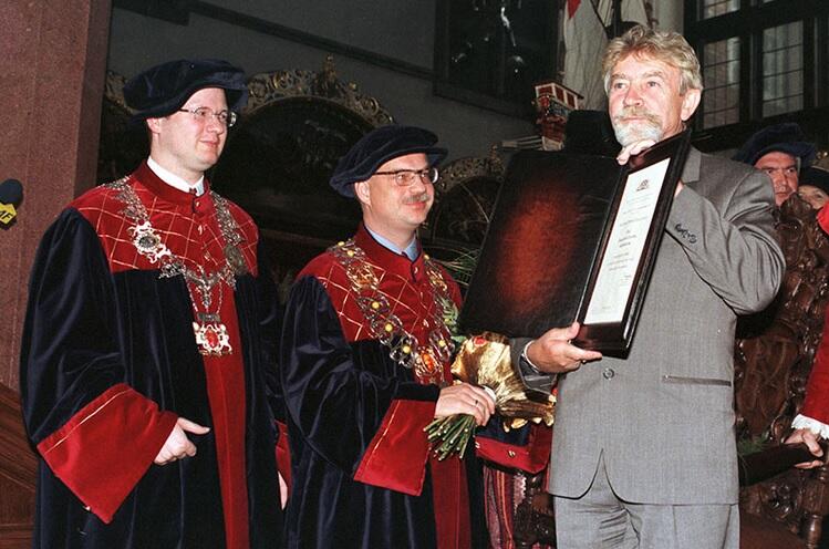 Przewodniczący Rady Miasta Paweł Adamowicz i prezydent Gdańska Tomasz Posadzki wręczają tytuł Honorowego Obywatela Gdańska pułkownikowi. Ryszardowi Kuklińskiemu, 3 maj 1998