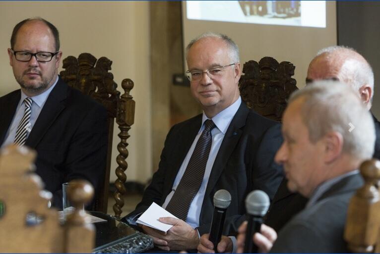 Konferencja naukowa „Gdańska samorządność – wczoraj i dziś”, 30 maja 2015; od lewej: Paweł Adamowicz, Tomasz Posadzki i Jacek Starościak, w głębi (po prawej) Franciszek Jamroż