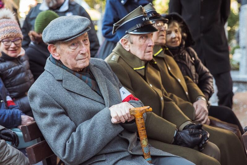 Weterani Armii Krajowej podczas czwartkowej uroczystości na cmentarzu Łostowickim