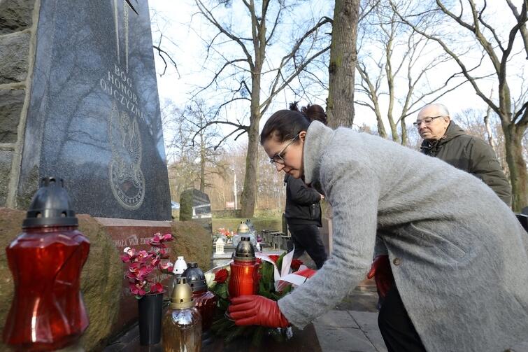 Kwiaty, znicze i chwila zadumy na grobach 'żołnierzy wyklętych' - powojennych ofiarach walki o niepodległość Polski 