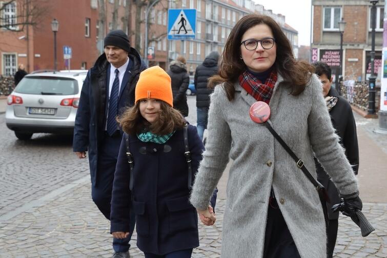 Aleksandra Dulkiewicz z córką w drodze na głosowanie