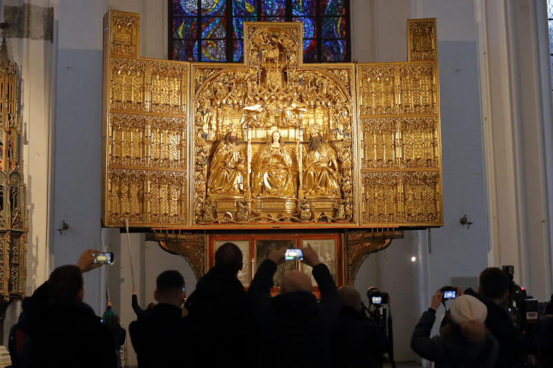Odsłonięcie ołtarza głównego Bazyliki Mariackiej zostało entuzjastycznie przyjęte przez wiernych i turystów