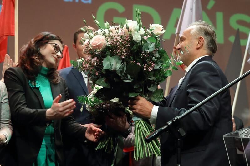 Kwiaty Aleksandrze Dulkiewicz wręcza Wojciech Szczurek, prezydent Gdyni