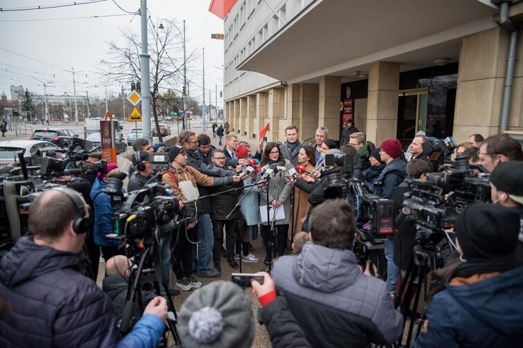Poniedziałkowy briefing z udziałem Aleksandry Dulkiewicz cieszył się ogromnym zainteresowaniem mediów