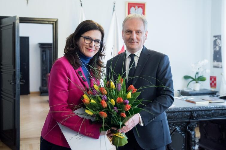 Po chwili wojewoda Dariusz Drelich wrócił z bukietem tulipanów, który wręczył prezydent Aleksandrze Dulkiewicz