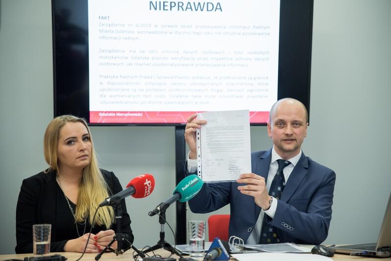 Dyrektor Gdańskich Nieruchomości, Przemysław Guzow, odpiera zarzuty radnych PiS. Na zdjęciu z lewej: Aleksandra Strug, rzeczniczka GN