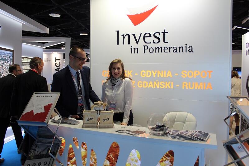 Pomorskie stoisko w Cannes, z lewej Wojciech Tyborowski dyrektor Agencji Rozwoju Pomorza/Invest in Pomerania