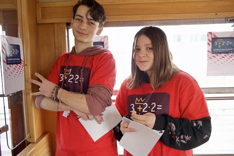 Nz. Józef Nanowski i Natalia Tokarska - uczniowie SP nr 70 wcielili się w matematycznych wolontariuszy
