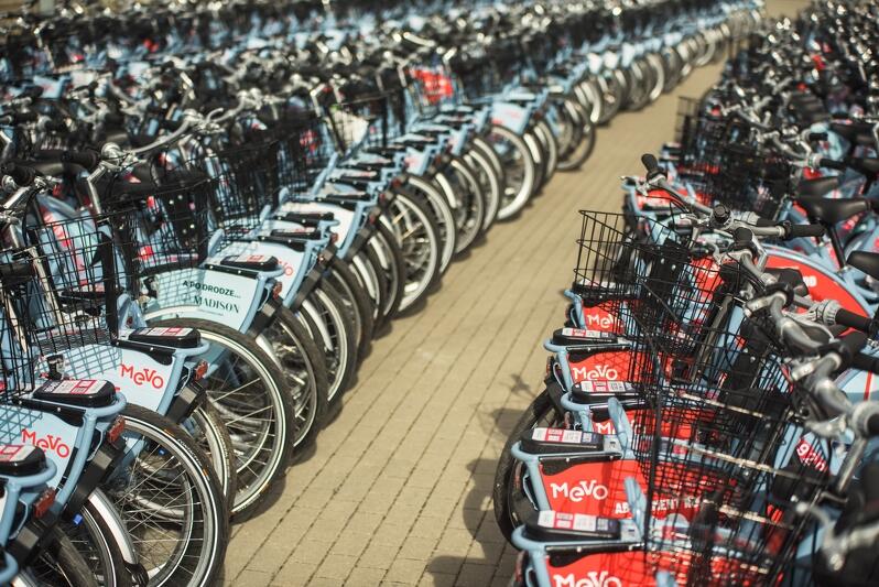 1224 rowery MEVO czekają pod Stadionem Energa Gdańsk na rozwiezienie do 14 miast i gmin projektu Systemu Roweru Metropolitalnego