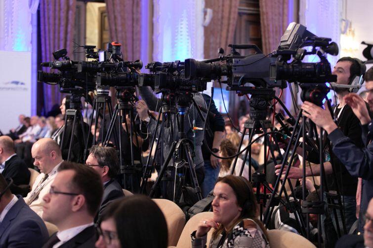 Szczyt w Bukareszcie obsługiwany jest przez armię przedstawicieli mediów. Samych dziennikarzy akredytowało się ponad 200 