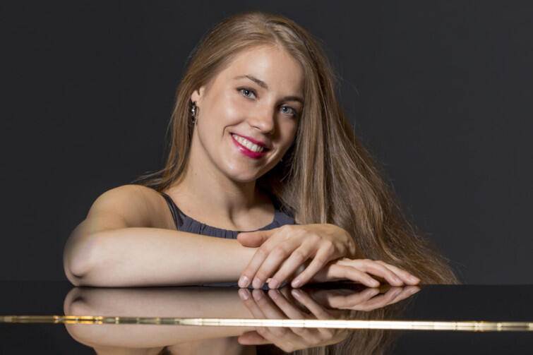 Anna Szałucka ukończyła studia muzyczne w Gdańsku, następnie kontynuowała naukę w Wiedniu oraz Londynie. Obecnie ta utalentowana pianistka pracuje w londyńskiej prestiżowej Royal Academy of Music