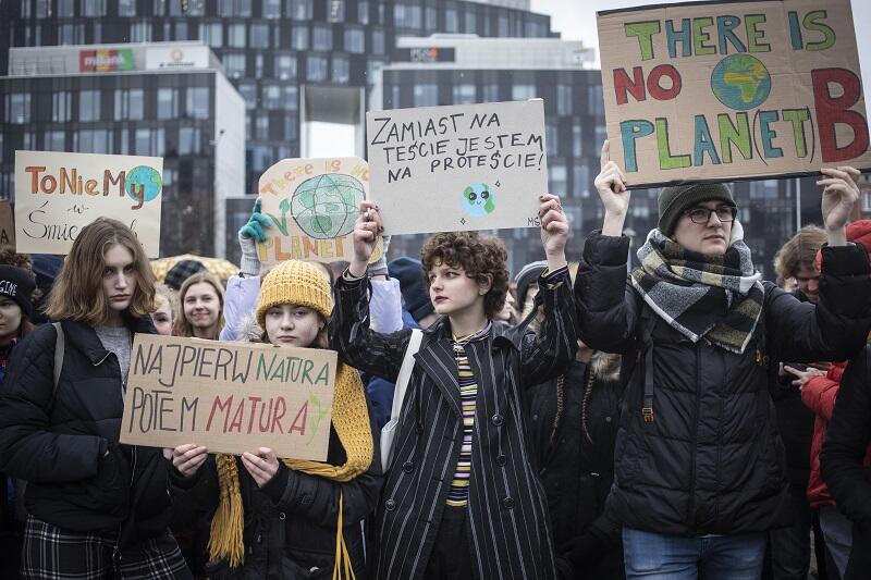 Młodzi ludzie z Trójmiasta, tak jak ich rówieśnicy w setkach miejsc na świecie wyszli dziś (15 marca 2019 r.) na ulicę, by zaprotestować przeciwko braku reakcji decydentów na postępujące zmiany klimatyczne