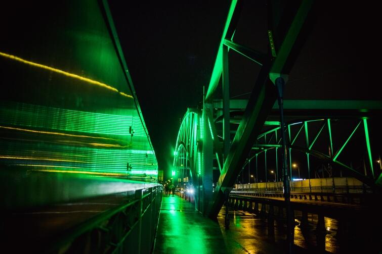 Podświetlony na zielono wiadukt w ciągu ul. Kościuszki