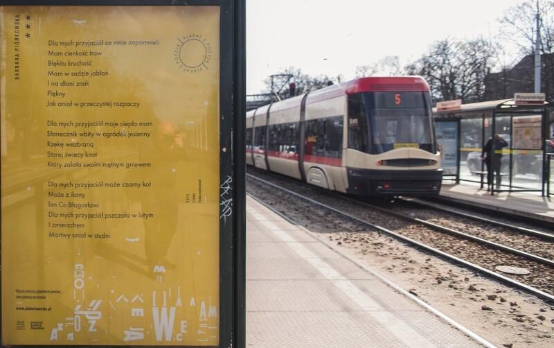 Z okazji Światowego Dnia Poezji na przystankach, w autobusach, tramwajach i na billboardach w mieście pojawiały się plakaty z wierszami gdańskich poetów. To akcja IKM 