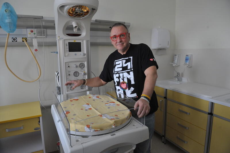 Na oddziale neonatologicznym Szpitala Specjalistycznego św. Wojciecha na gdańskiej Zaspie wiele urządzeń pochodzi od WOŚP. Nz. Jerzy Owsiak 