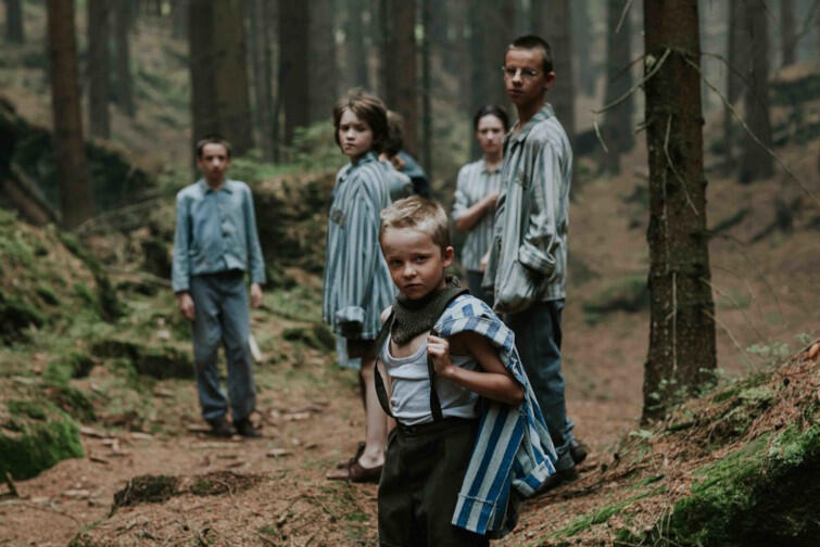 Akcja filmu „Wilkołak” rozgrywa się latem 1945 roku. Dla dzieci wyzwolonych z obozu Gross-Rosen zostaje utworzony prowizoryczny sierociniec w opuszczonym pałacu wśród lasów. Ich opiekunką staje się była więźniarka Hanka