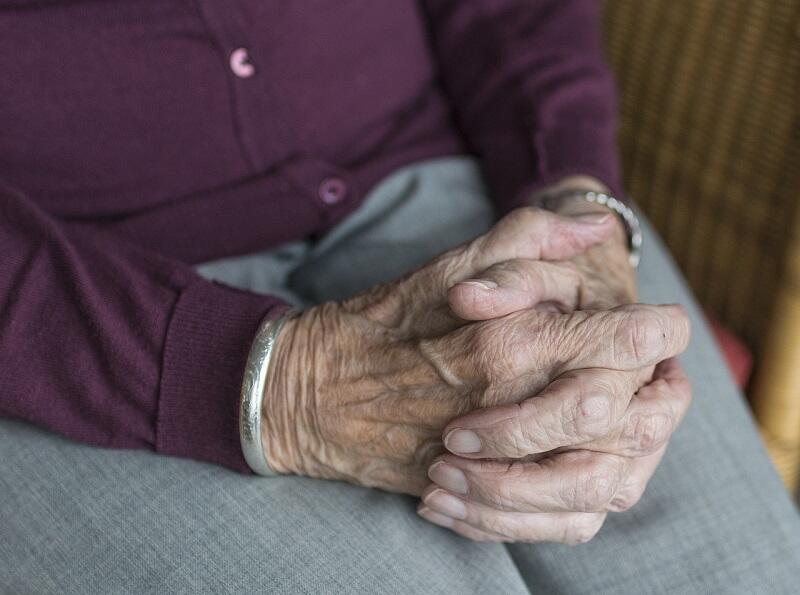 Samotność w czterech ścianach - życie w takiej sytuacji nawet trudno sobie wyobrazić, program `Zjedz obiad z seniorem` pomóc ma przełamywać samotność seniorów