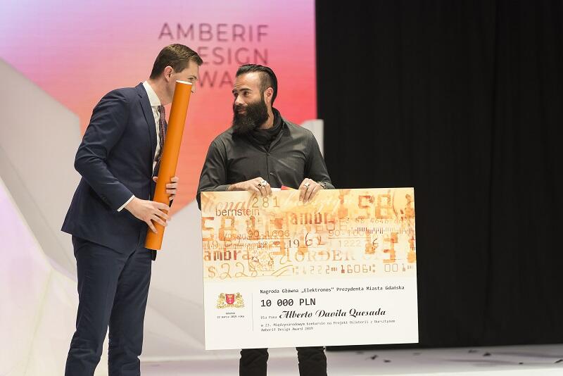 Główną nagrodę - Amberif Design Award - ufundowaną przez Prezydenta Miasta Gdańska zdobył Alberto Davila Quesada z Meksyku - statuetkę i czek na 10 tys. zł odebrał z rąk Piotra Grzelaka, z-cy prezydenta Gdańska