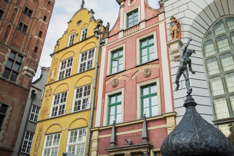 Na Dwór Artusa składa się “właściwy” biały dwór, przylegający do niego z prawej strony Nowy Dom Ławy z Sienią Gdańską (niewidoczny na zdjęciu) oraz Stary Dom Ławy na rogu ul. Kramarskiej, zwany Domem Ekonomistów lub Ekonomisty