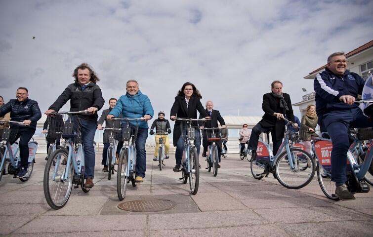 Przy wejściu na molo zebrali się włodarze miast i gmin uczestniczących w projekcie, władze województwa i reprezentacja Stowarzyszenia Obszar Metropolitalny Gdańsk-Gdynia-Sopot, które w imieniu 14 samorządów realizowało projekt systemu roweru publicznego MEVO