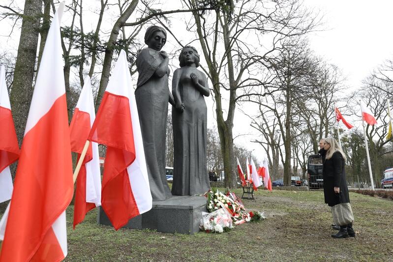 Uroczystości rozpoczęły się tradycyjnie od złożenia wieńców na Cmentarzu Wojennym Żołnierzy Radzieckich w Gdańsku