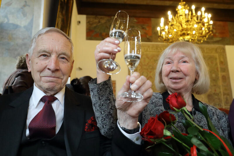 60 lat minęło... jak jeden dzień. Małżeńscy jubilaci wznoszą toast za miłość